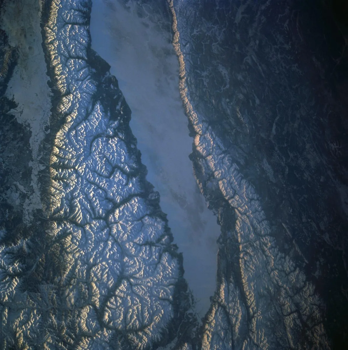 Nordende des Baikalsees zwischen schneebedeckten Gebirgen