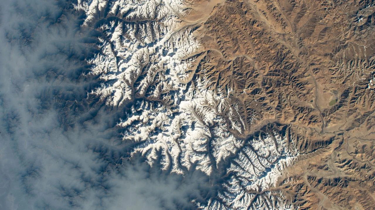 Schneebedeckte Gebirgsketten des Himalaya mit Mount Everest in der Bildmitte