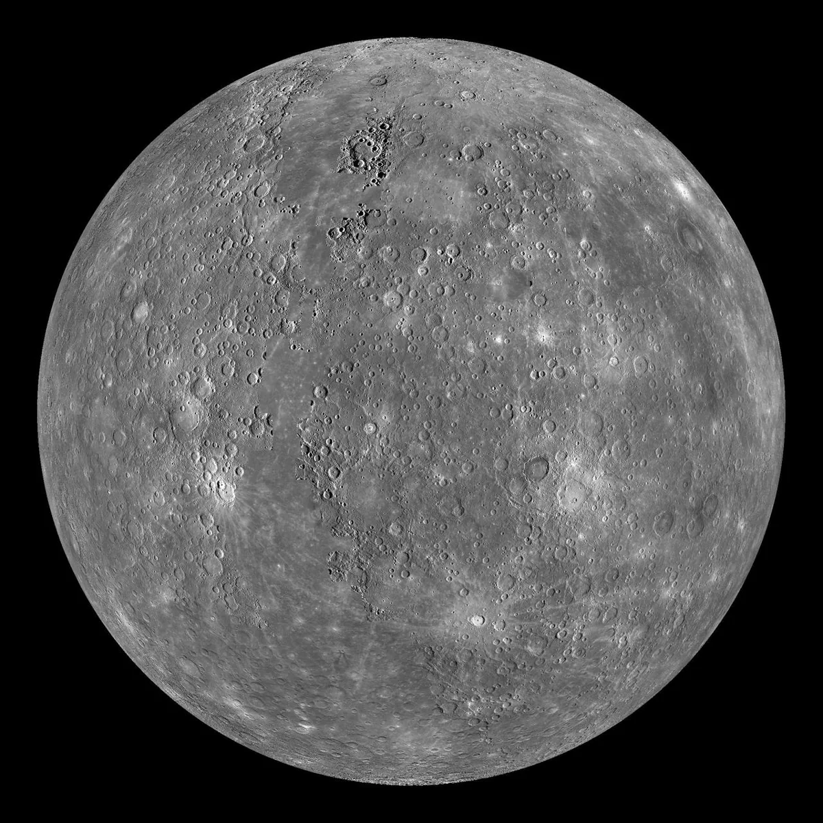 Kraterreiche Oberfläche des Merkur als vollständige Planetenscheibe