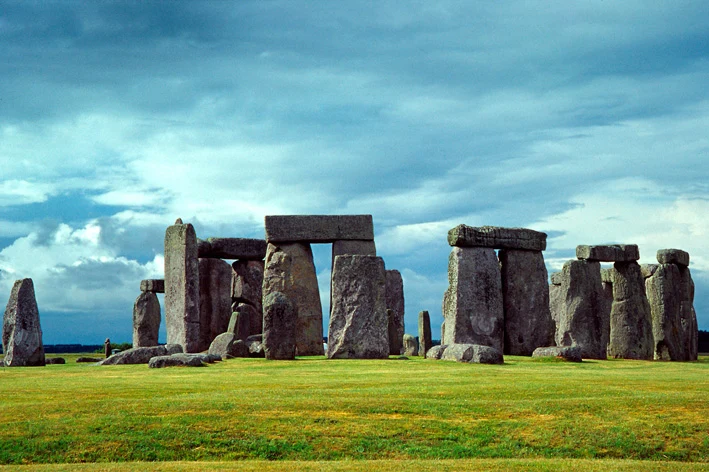 Steinkreis von Stonehenge auf einer grünen Wiese