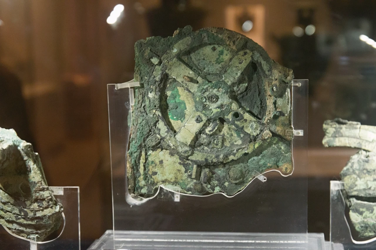 Korrodierte Zahnräder in einem Fragment des Antikythera-Mechanismus