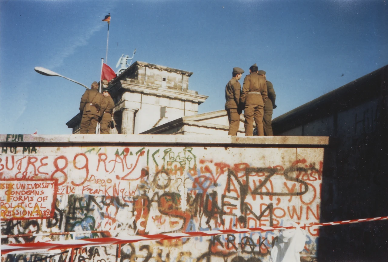 Mit Graffiti bemalte Berliner Mauer vor dem Brandenburger Tor