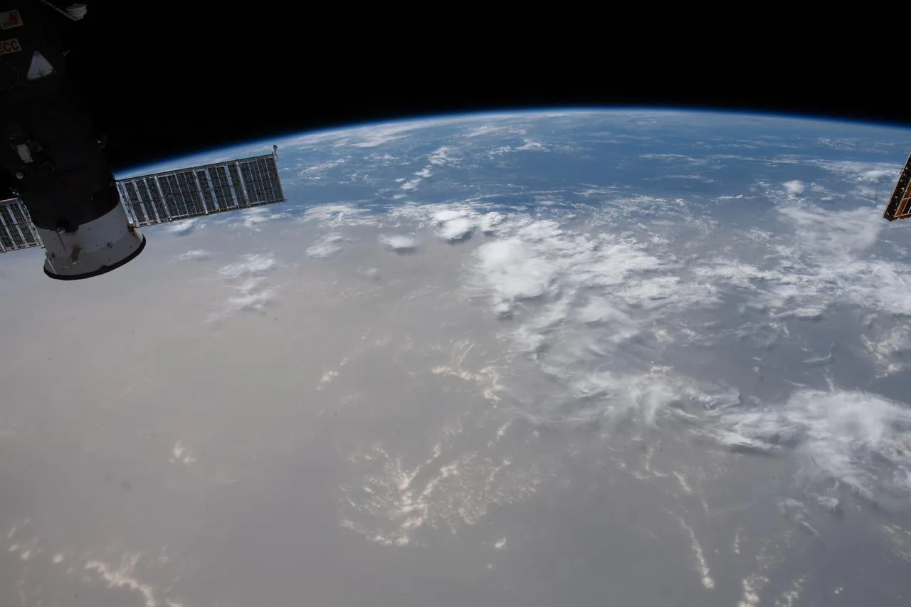 Heller Saharastaub liegt über dem Atlantik unter verstreuten Wolken