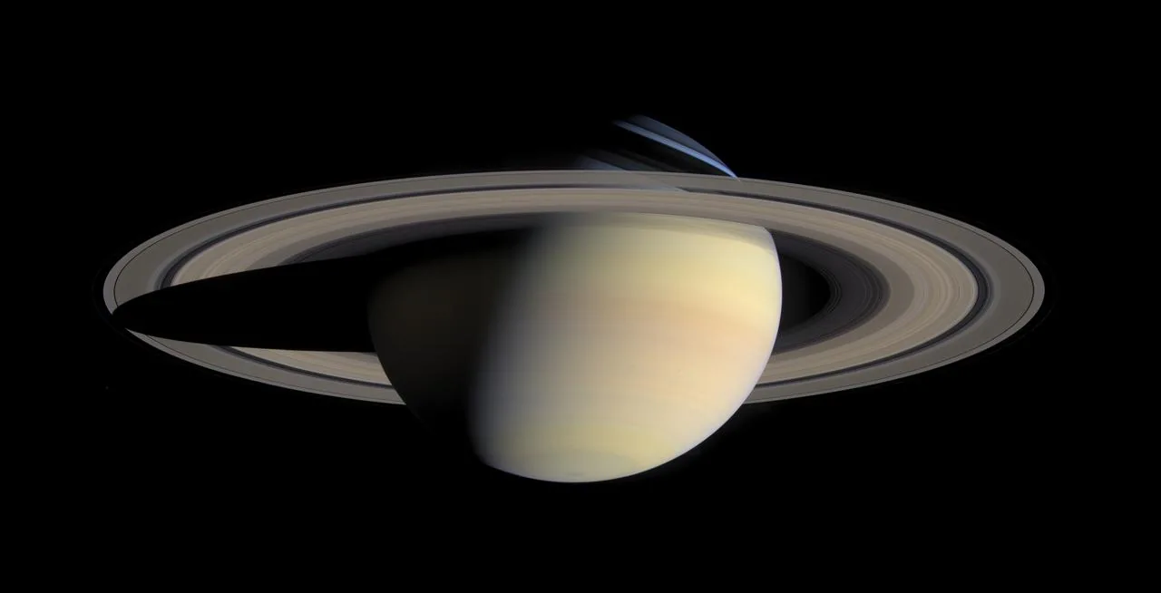 Saturn und seine Ringe vor schwarzem Weltraum