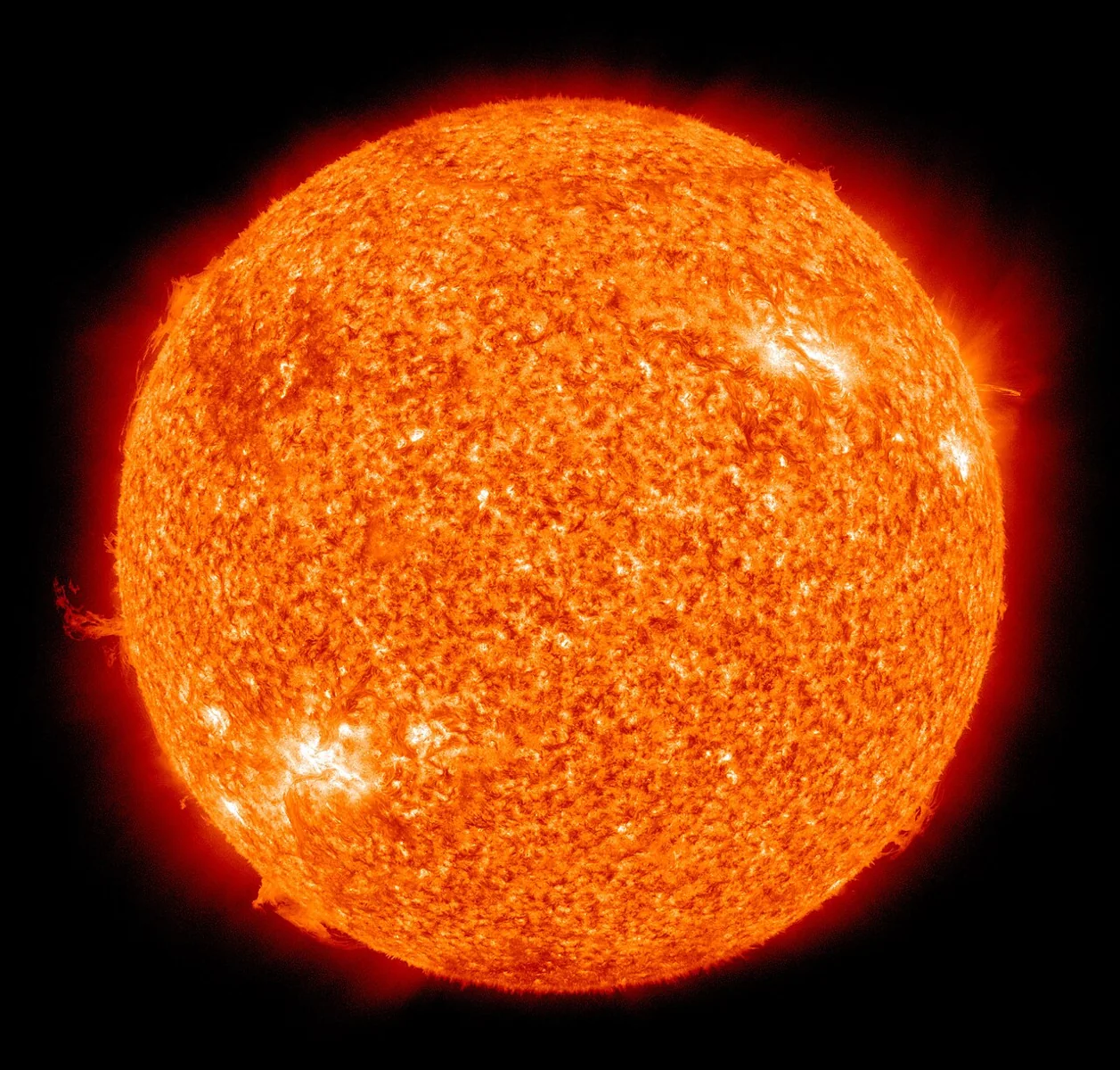 Orange eingefärbte Ultraviolettaufnahme der Sonne mit hellen aktiven Regionen