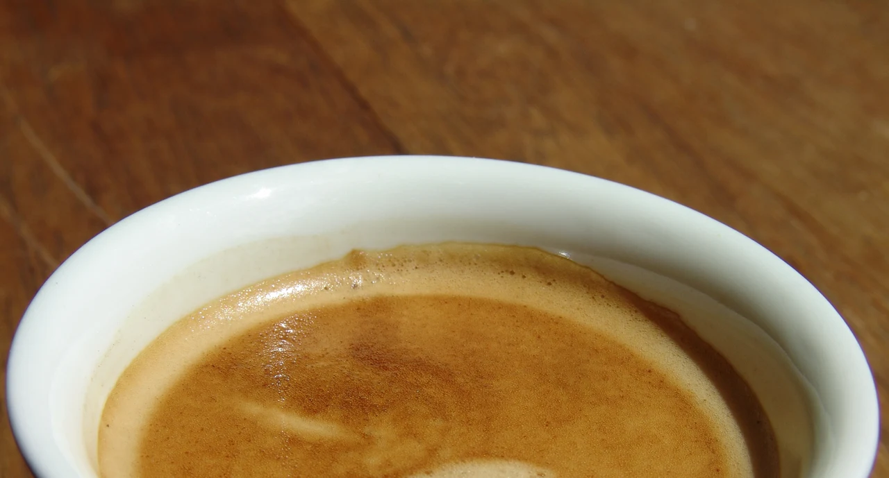Nahaufnahme einer Tasse Kaffee mit heller Crema
