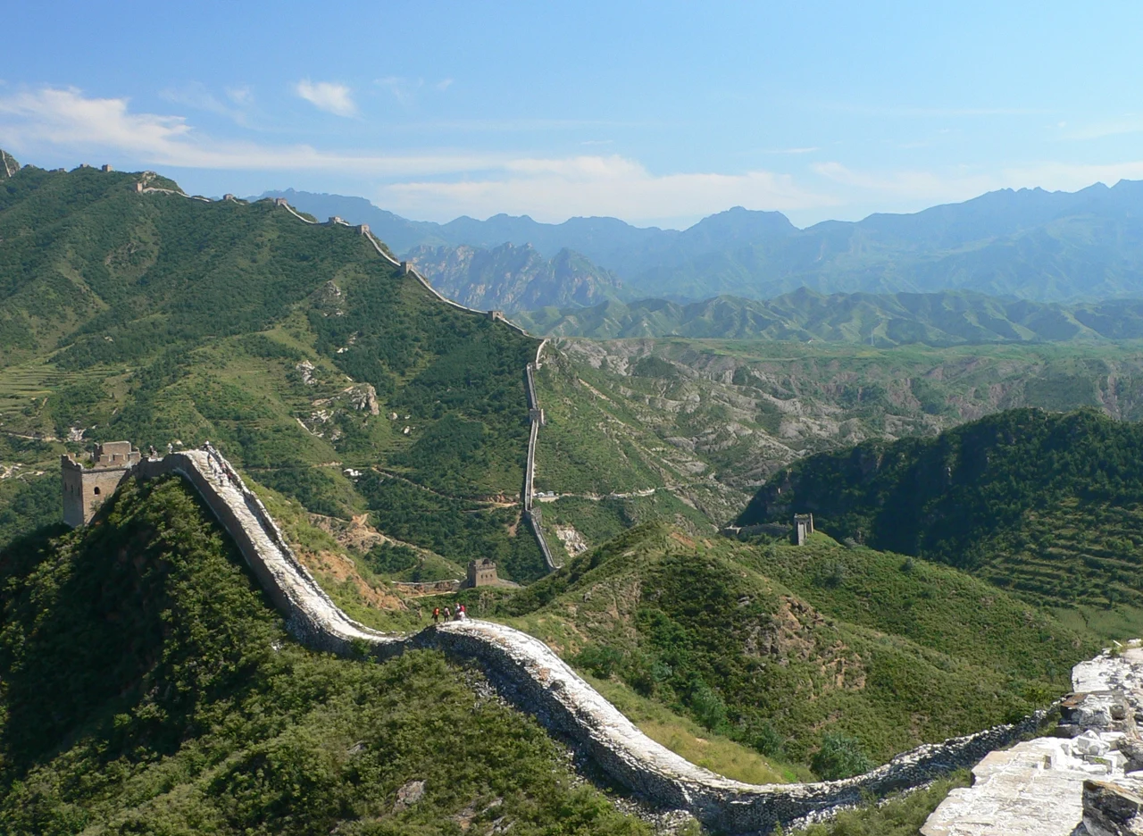 Die Chinesische Mauer auf einem bewaldeten Gebirgskamm