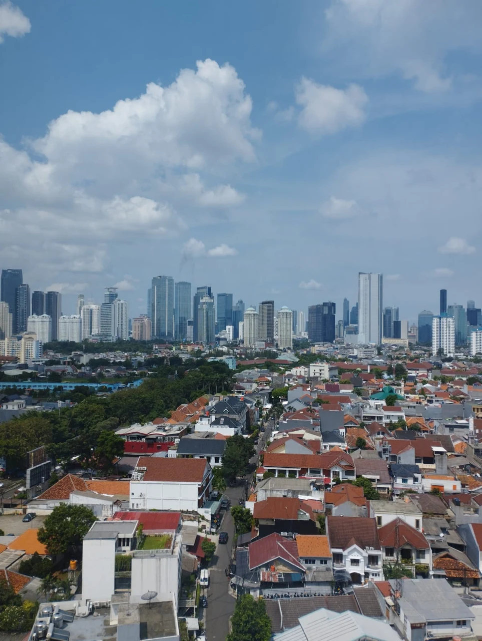 Dichte Bebauung und Hochhäuser der Skyline Jakartas