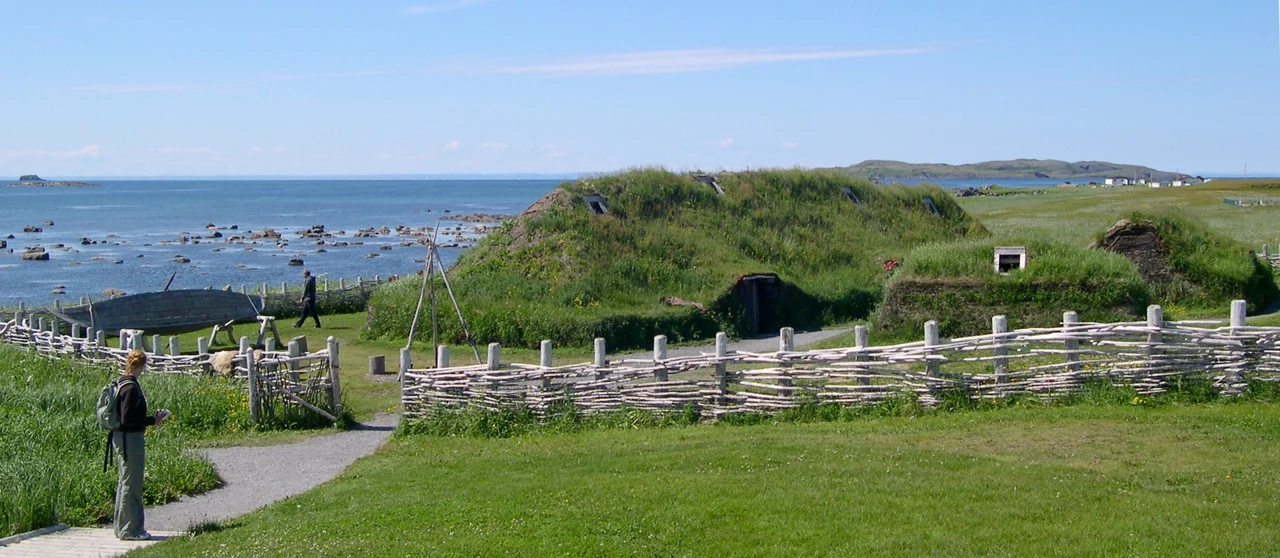 Mit Gras gedeckte rekonstruierte Gebäude in L’Anse aux Meadows