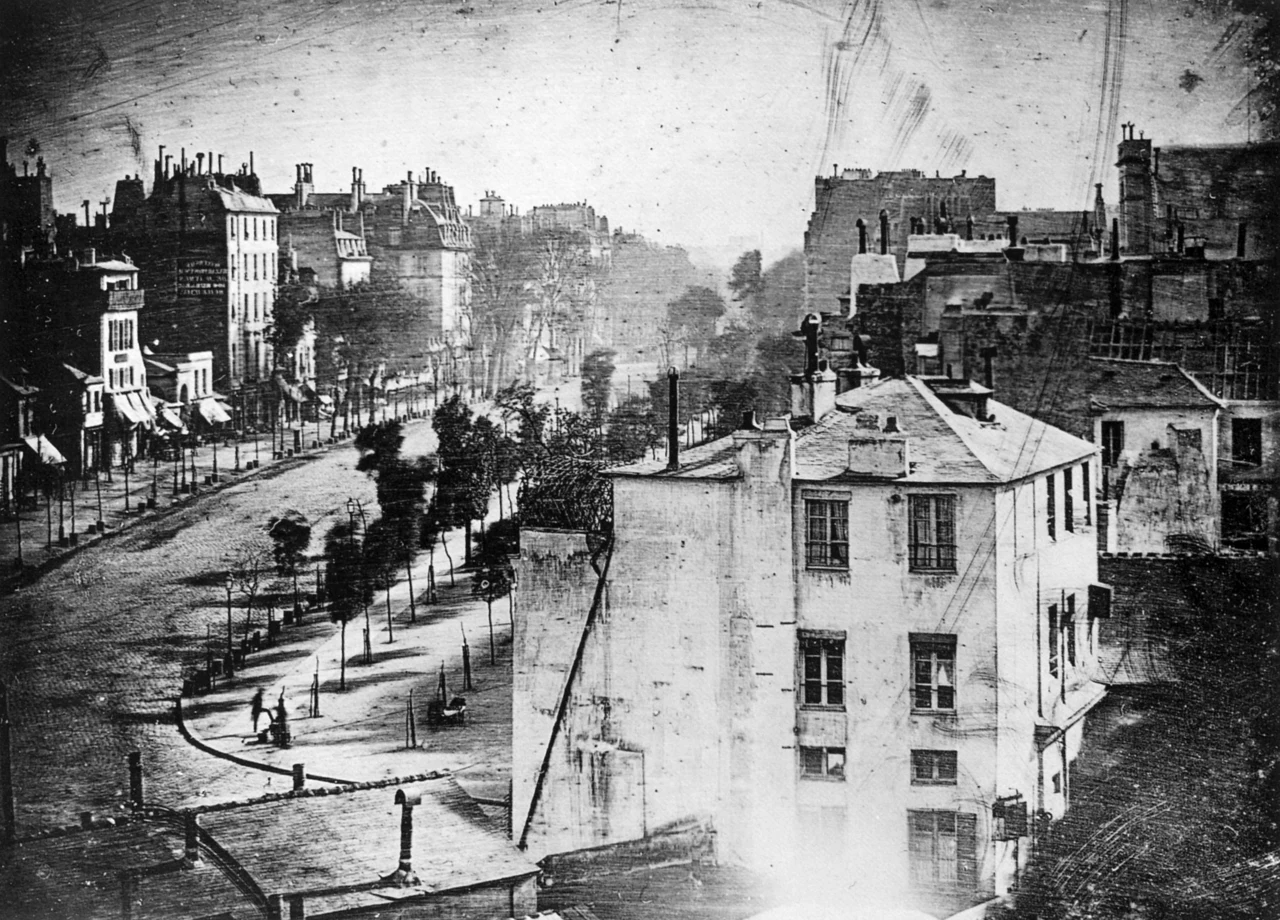 Historische Aufnahme des Boulevard du Temple mit weitgehend menschenleer wirkender Straße