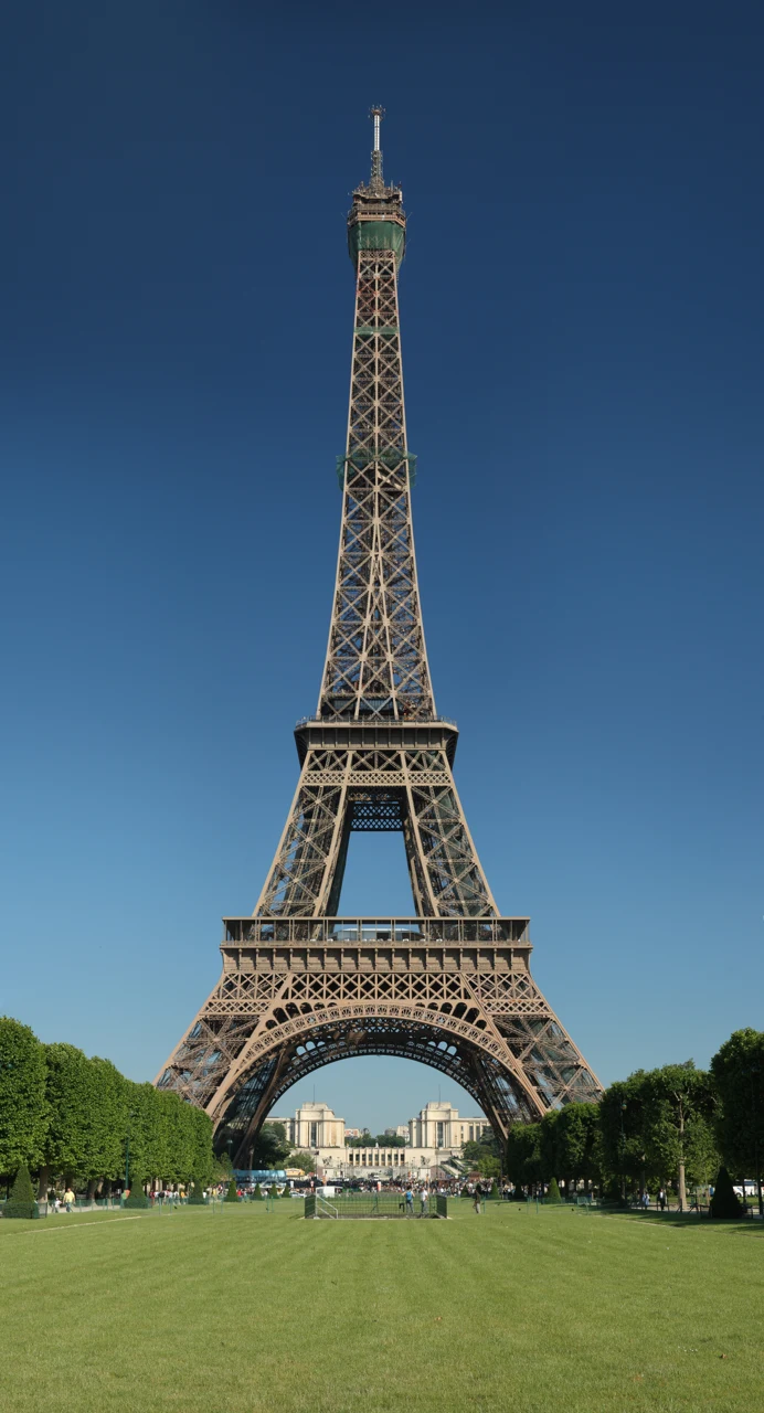 Der Eiffelturm bei Tageslicht, vom Champ de Mars aus gesehen