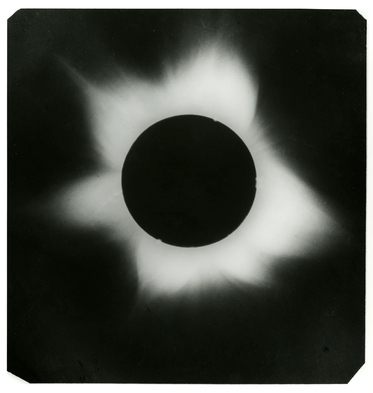 Helle Sonnenkorona um die vom Mond verdeckte Sonnenscheibe