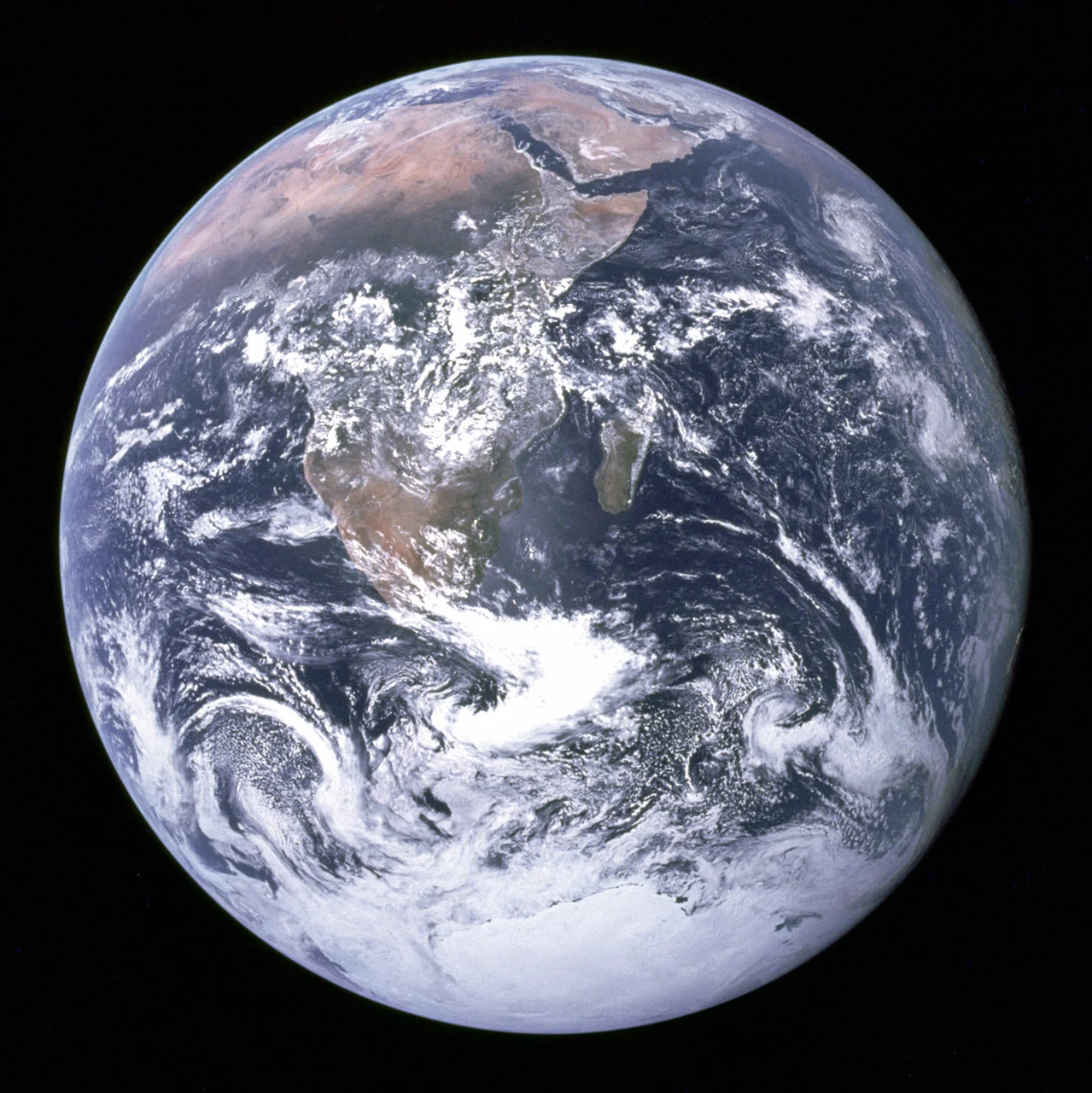 Die Erde mit Afrika, der Antarktis und weißen Wolken vor schwarzem Hintergrund